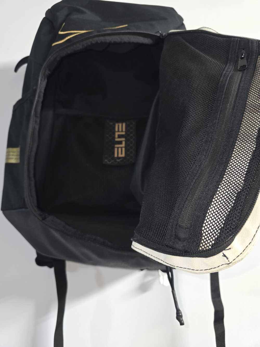 Nike Elite Shoulder Bag Black One Size Mens Padded Zip Pockets. - Picture 2 of 9